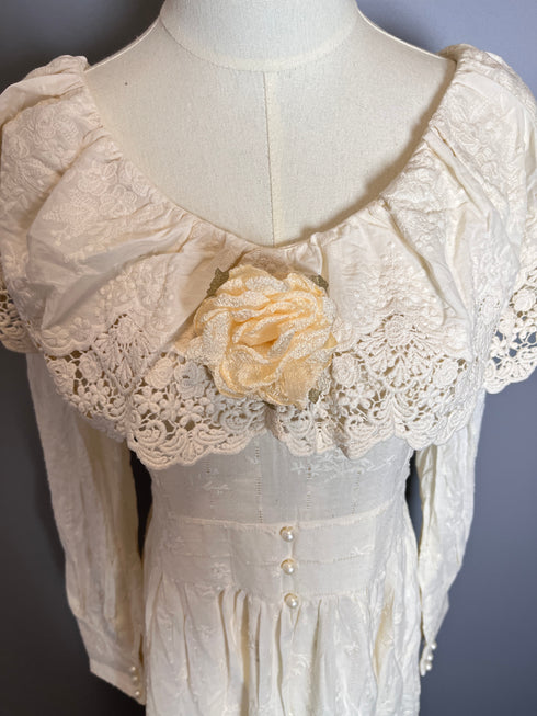 Vintage Cream Gunne Sax Dress with Lace Ruffled Collar and Buttoned Bodice – 70s-Inspired Gunne Sax Dress